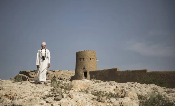 Sulaif Omán Abril 2016 Hombre Omani Fotografiando Ruinas Del Castillo — Foto de Stock