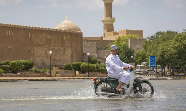 Nizwa Omán Abril 2016 Scooter Árabe Nizwa Inundado —  Fotos de Stock