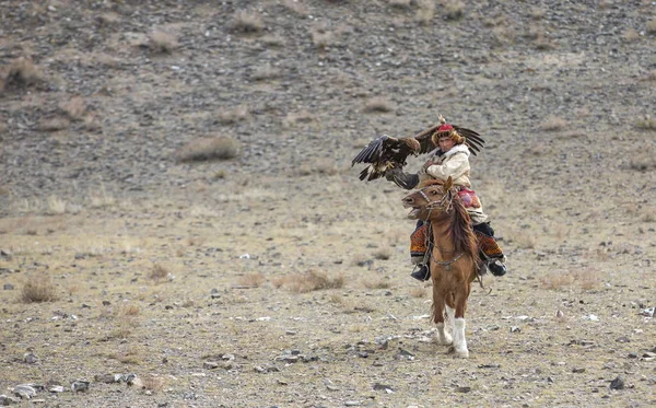 Bayan Ulgii Mongolia Ottobre 2015 Cacciatore Aquile Mongolo Allena Sua — Foto Stock