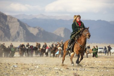 Bayan Ulgii, Moğolistan, 4 Ekim 2015: Batı Moğolistan manzara kazak kartal avcısı