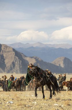 Bayan Ulgii, Moğolistan, 4 Ekim 2015: Batı Moğolistan manzara kazak kartal avcısı