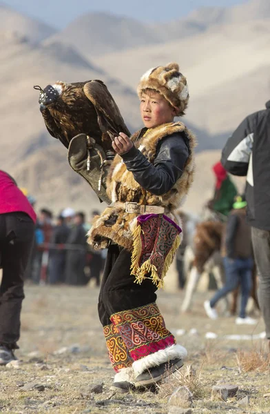 Bayan Ulgii Mongólia Outubro 2015 Jovem Caçador Águias Kazakh Com — Fotografia de Stock