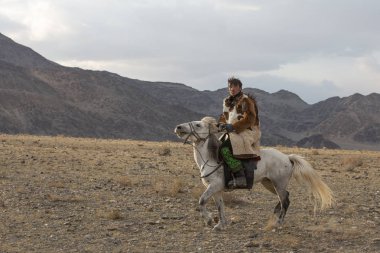 Bayan Ulgii, Moğolistan, 4 Ekim 2015: Batı Moğolistan manzara kazak kartal avcısı
