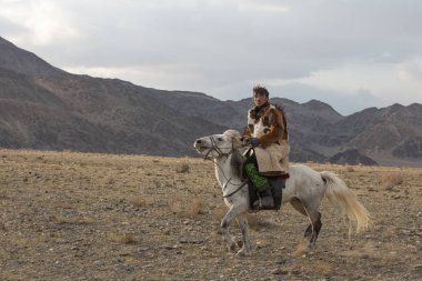 Bayan Ulgii, Moğolistan, 4 Ekim 2015: Batı Moğolistan manzara kazak kartal avcısı
