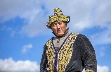 Bayan Ulgii, Moğolistan, 3 Ekim 2015: Geleneksel palto ve şapkalı kazak adam