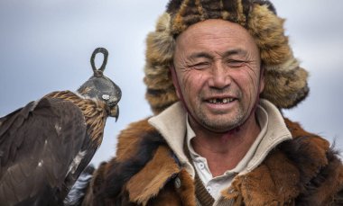 Bayan Ulgii, Moğolistan, 3 Ekim 2015: Kuşuyla Kazak Kartal Avcısı