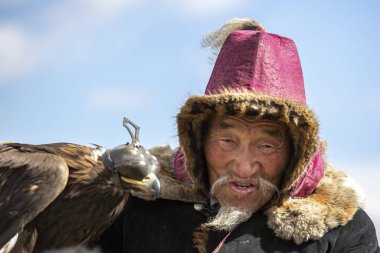 Bayan Ulgii, Moğolistan, 3 Ekim 2015: Kuşuyla Kazak Kartal Avcısı