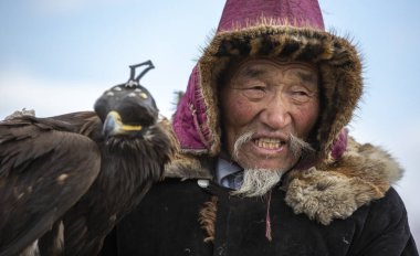 Bayan Ulgii, Moğolistan, 3 Ekim 2015: Kuşuyla Kazak Kartal Avcısı