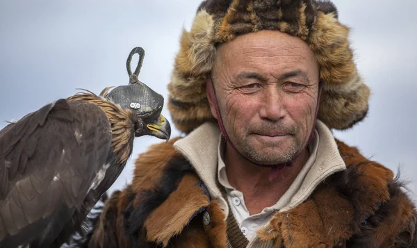Bayan Ulgii, Moğolistan, 3 Ekim 2015: Kuşuyla Kazak Kartal Avcısı
