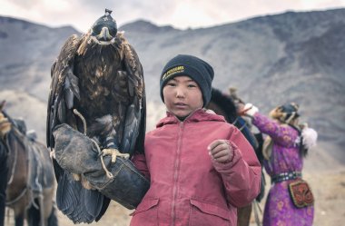 Bayan Ulgii, Moğolistan, 3 Ekim 2015: Kuşuyla Kazak Kartal Avcısı