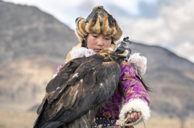Bayan Ulgii, Moğolistan, 3 Ekim 2015: Kuşuyla Kazak Kartalı avı