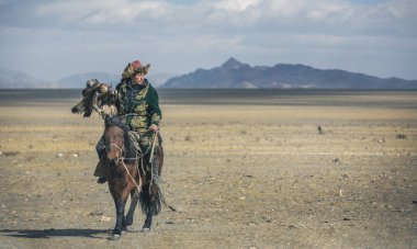 Bayan Ulgii, Moğolistan, 3 Ekim 2015: Batı Moğolistan'Da kazak kartal avcısı