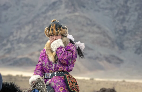 Bayan Ulgii Mongoliet Oktober 2015 Kazakiska Eagle Hunteress Med Sin — Stockfoto