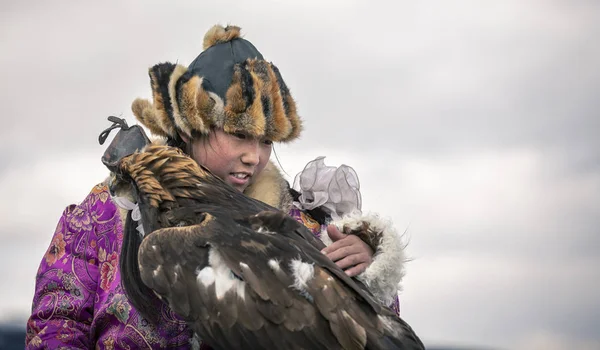 Bayan Ulgii Mongólia Outubro 2015 Caçadora Águias Kazakh Com Seu — Fotografia de Stock