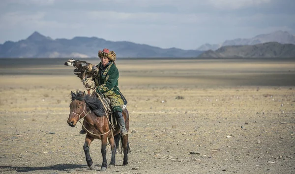 Bayan Ulgii Mongoliet Oktober 2015 Kazakiska Eagle Hunter Ett Landskap — Stockfoto