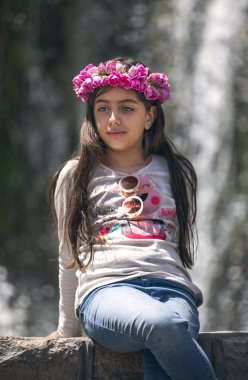 Keşan, İran - 25 Nisan 2019: İran'da başında gül ler olan İranlı kız