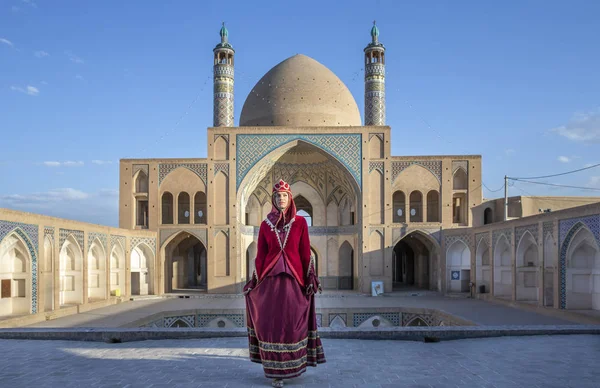 Молодая Красивая Иранская Леди Красном Традиционном Платье Мечети Кашане — стоковое фото
