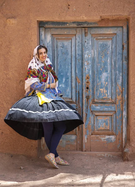 Jovem Bela Senhora Iraniana Roupas Tradicionais Aldeia Abyaneh — Fotografia de Stock