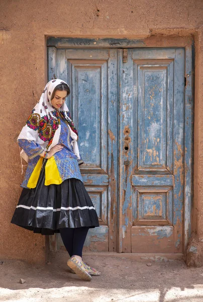 Giovane Bella Signora Iraniana Abiti Tradizionali Nel Villaggio Abyaneh — Foto Stock