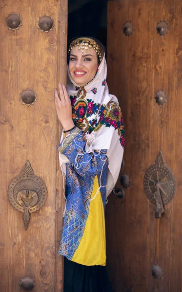 Young Beautiful Iranian Lady Traditional Clothing Village Abyaneh — 스톡 사진