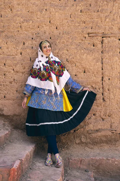 Young Beautiful Iranian Lady Traditional Clothing Village Abyaneh — Stok fotoğraf