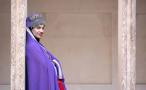 Smuk Ung Iransk Dame Traditionelt Tøj - Stock-foto