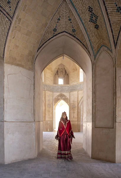 Young Beautiful Iranian Lady Dressed Red Traditional Dress Mosque Kashan — Stok fotoğraf