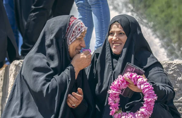 カシャン イラン 2019年4月25日 滝の前で頭を飾るバラを持つイランの女性 — ストック写真