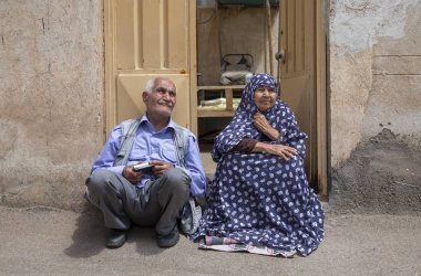 Keşan, İran - 25 Nisan 2019: İran'da köyde kapıeşiğinde dinlenmiş yaşlı İranlı çift