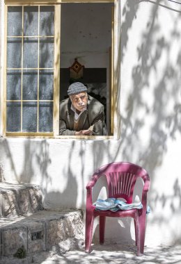 Keşan, İran - 25 Nisan 2019: İran'ın köyünde penceresinden dışarı bakan İranlı adam