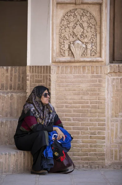 Kashan Iran April 2019 Oude Iraanse Dame Rusten Trappen Van — Stockfoto