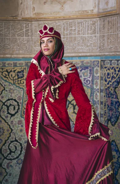 喀什米尔清真寺里身穿红色传统服装的年轻美丽的伊朗女士 — 图库照片