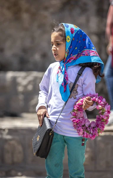 Niasar Irán Abril 2019 Muchacha Iraní Con Flores Vendiéndolas Transeúntes —  Fotos de Stock