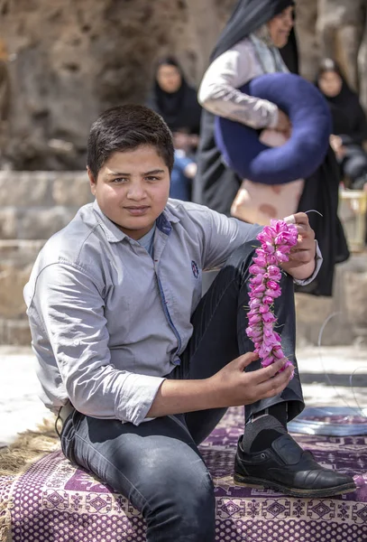 Ниасар Иран Апреля 2019 Года Иранский Мальчик Цветами Руках Время — стоковое фото