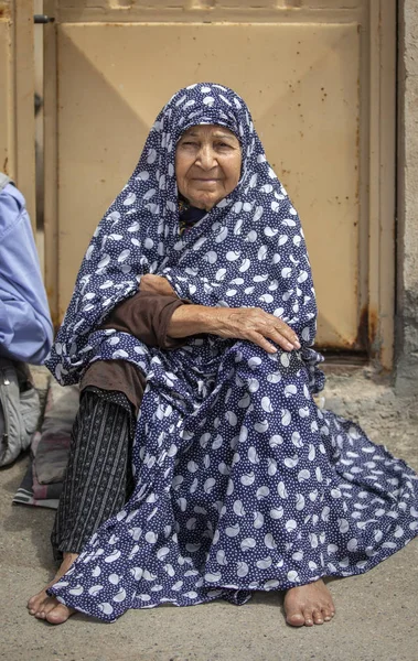 Кашан Иран Апреля 2019 Года Пожилая Иранская Леди Отдыхает Порога — стоковое фото