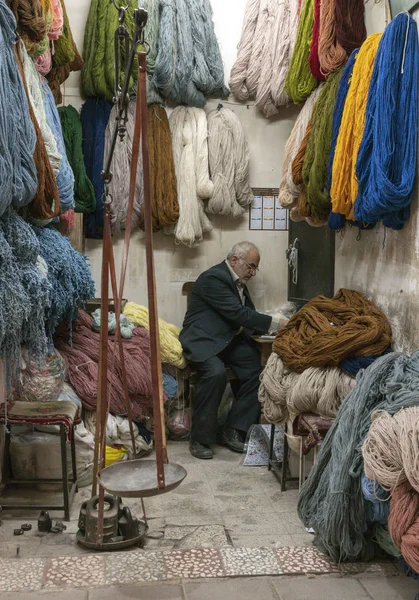 Kashan Iran Huhtikuuta 2019 Vanha Iranilainen Kauppias Myymälässään Markkinoilla — kuvapankkivalokuva