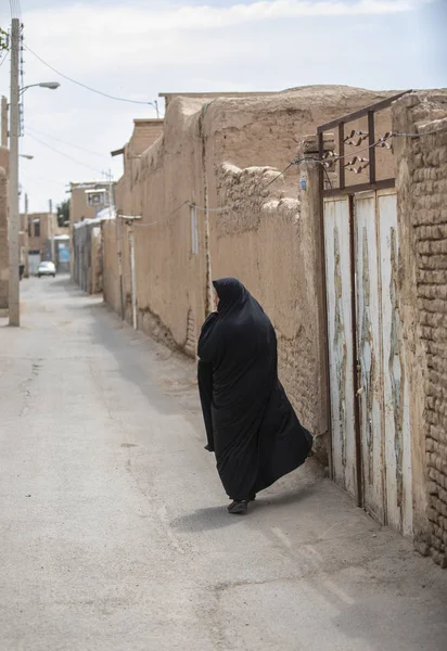 Rear View Iranian Lady Fully Covered Her Black Burqa Walking — Stock Photo, Image