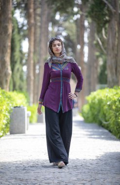 Keşan Fin bahçelerinde güzel İranlı kadın