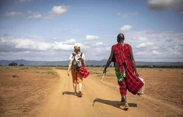 Stejně Jako Tanzanie Červen 2019 Lidé Chodící Venkovské Silnici Tanzanii — Stock fotografie