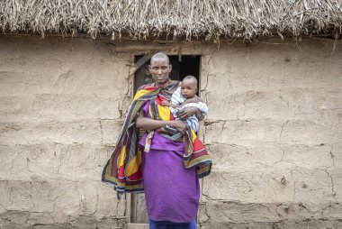 Same, Tanzanya, 4 Haziran, 2019: gurur Maasai kadın evden dışarı Step