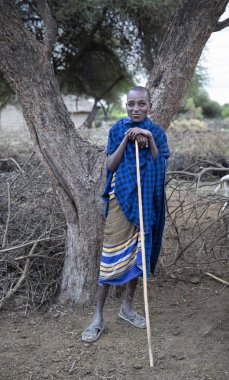 Same, Tanzanya-7 Haziran, 2019: geleneksel kıyafet genç Maasai adam