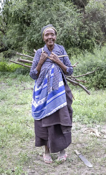 Same Tanzânia Junho 2019 Velha Mulher Maasai Carregando Comida Fogo — Fotografia de Stock