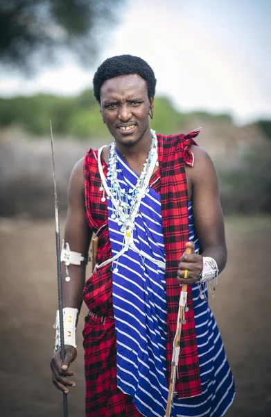 坦桑尼亚 2019年6月7日 年轻的马赛人穿着他的传统服装 — 图库照片