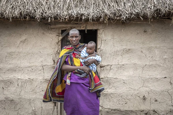 Same Tanzania Juni 2019 Trotse Maasai Vrouw Stapt Uit Haar — Stockfoto