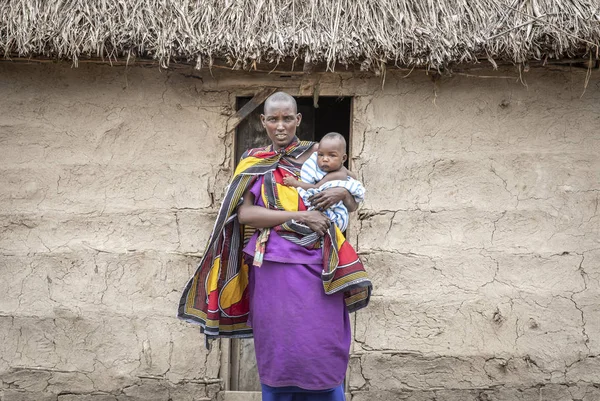 Same Tanzania Juni 2019 Trotse Maasai Vrouw Stapt Uit Haar — Stockfoto