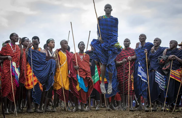 Same Tanzania Czerwca 2019 Młoda Kobieta Masai Ubrana Aby Zaimponować — Zdjęcie stockowe