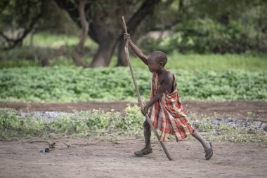 Aynı, Tanzanya, 4 Haziran 2019: Maasai çocuk evinin dışında oynuyor