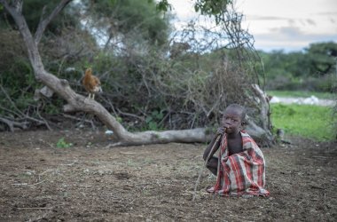 Aynı, Tanzanya, 4 Haziran 2019: Maasai çocuk evinde boma (köy)