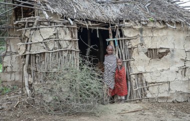 Aynı, Tanzanya, 4 Haziran 2019: Maasai çocuklar boma evlerinin kapısında (köy)