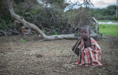 Aynı, Tanzanya, 4 Haziran 2019: Maasai çocuk evinde boma (köy)